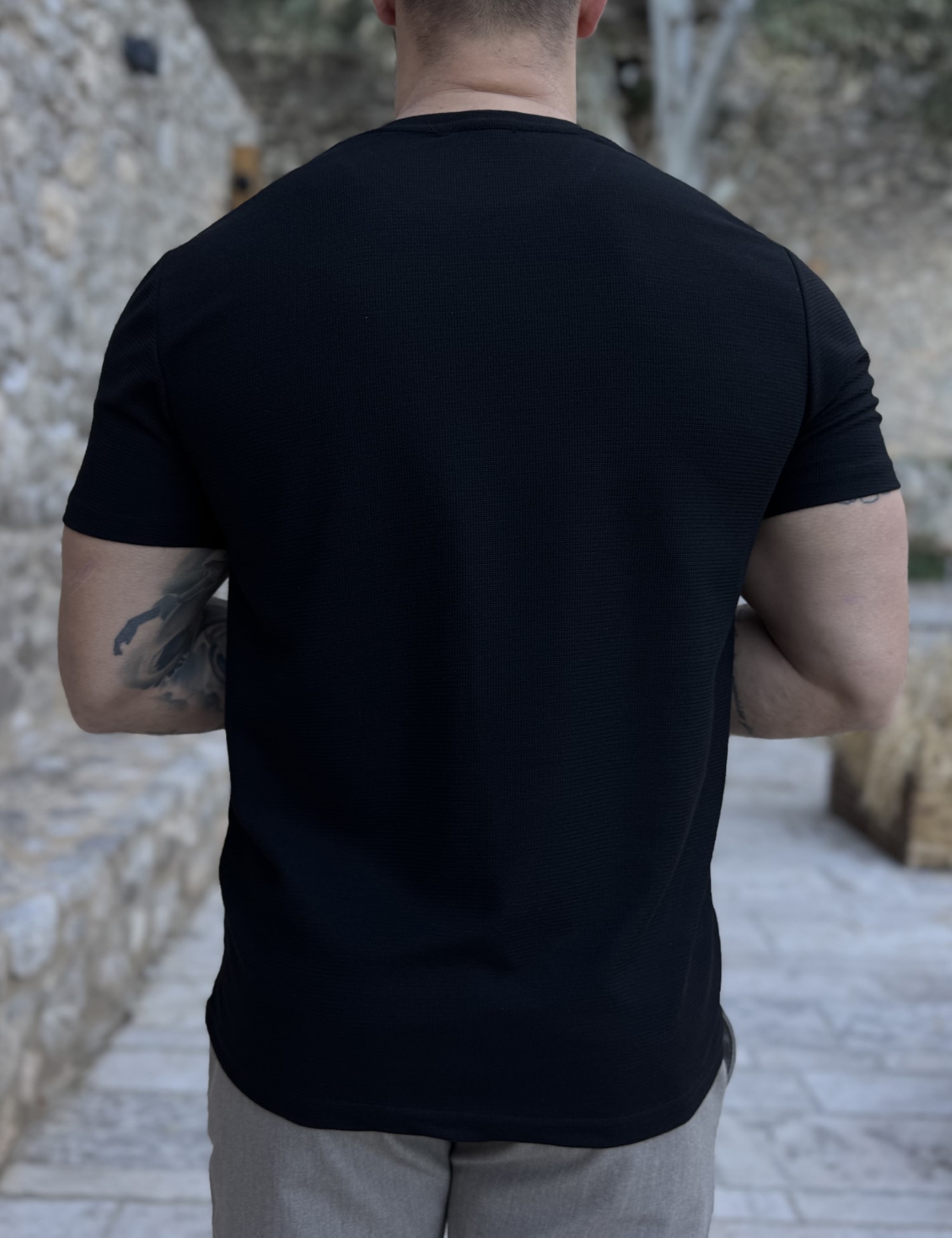 Ανδρική μαύρη κοντομάνικη μπλούζα με ανάγλυφο ύφασμα R260334M φωτογραφία